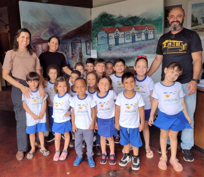 api-modulos/fotos/img/galeria_cat_culturais_490/490/13487/3 - VISITA GUIADA POR GUSTAVO, CEMEI ABELHINHA DOURADA, PROF, DENISE, 21.10.2025 (14).jpg